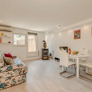 Rose Apartment